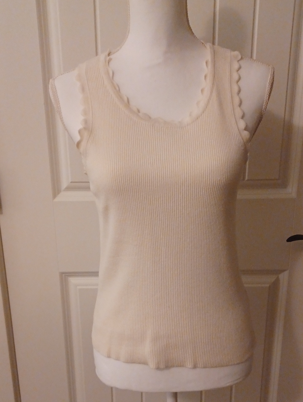 Marled Women’s Cream Ribbed Scallop-Edge Tank Top